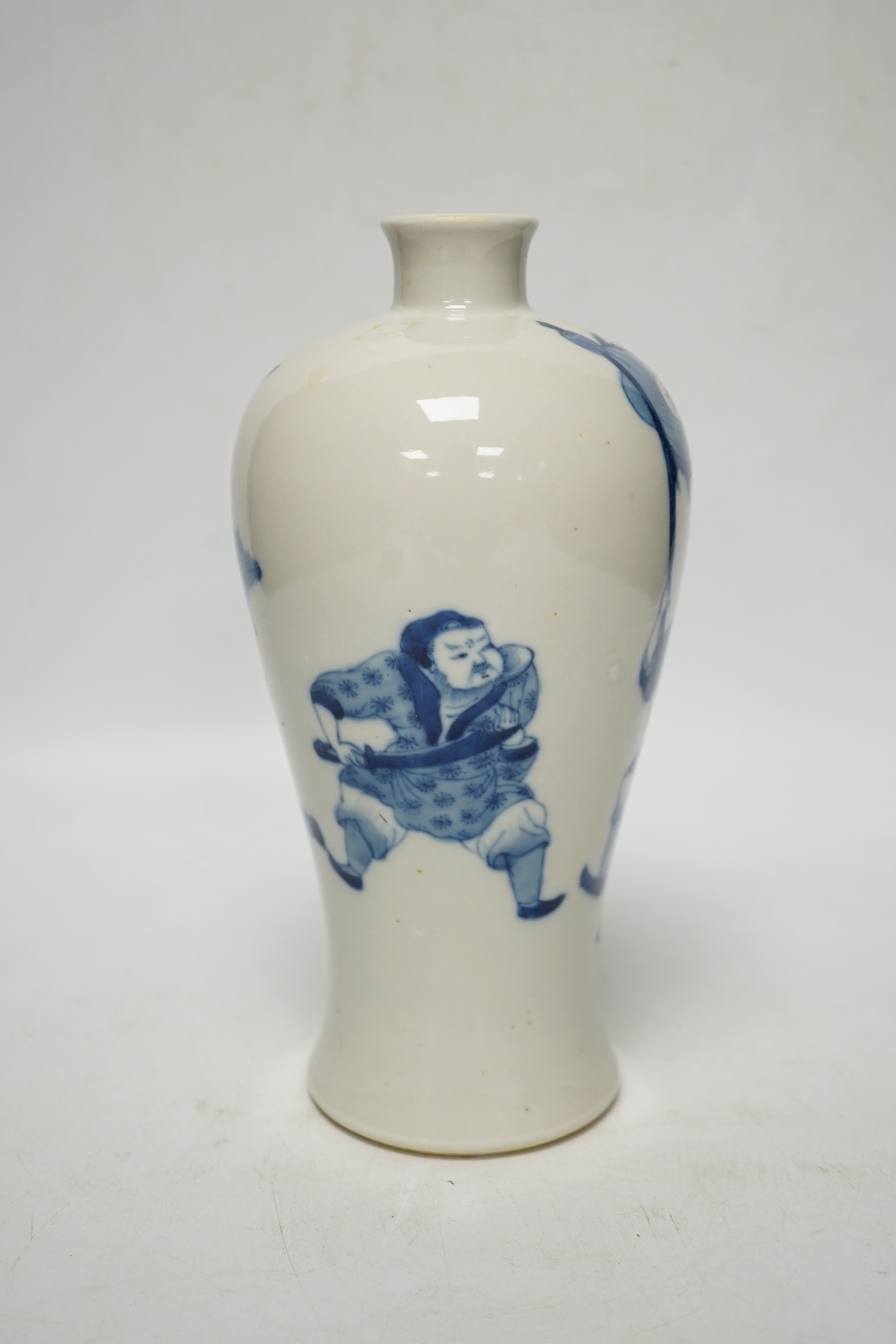 A Chinese blue and white figural baluster vase, 21.5cm